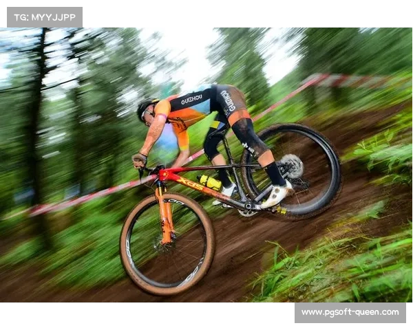 选手在泥泞赛道坚持比赛,展现山地自行车运动挑战自我精神 选手在泥泞赛道坚持比赛,展现山地自行车运动挑战自我精神